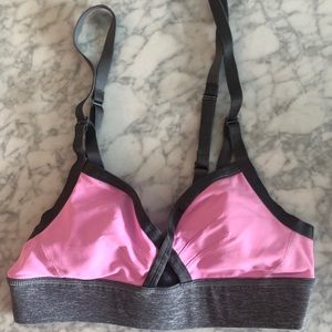 Cute Lululemon sports bra with removable pads!